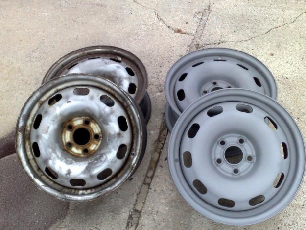 Stare i odnowione felgi stalowe po piaskowaniu i malowaniu proszkowym. Po lewej: przed, z widoczną rdzą. Po prawej: po, w szarym kolorze.