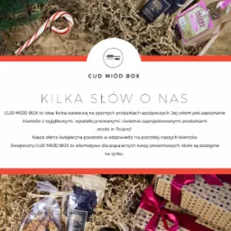Świąteczny kosz prezentowy 'Cud Miód Box' z produktami spożywczymi premium: miody, ciastka, suszone owoce i konfitury, udekorowany laską cukrową i gałązką świerku.