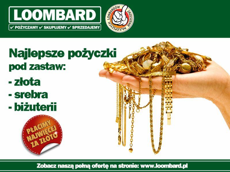 Dłoń trzymająca złote łańcuszki, pierścionki i inną biżuterię na białym tle z zielonym paskiem reklamowym lombardu.