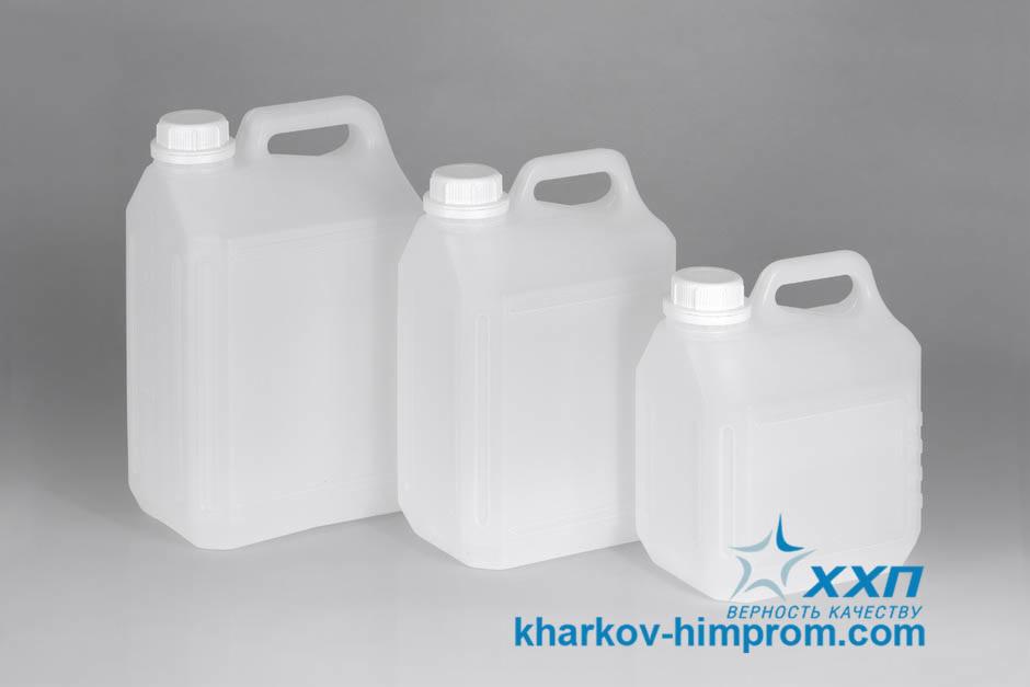 Trzy białe, plastikowe kanistry z uchwytami i zakrętkami, różnej wielkości, ustawione na jasnym tle. Widoczne logo producenta w prawym dolnym rogu.