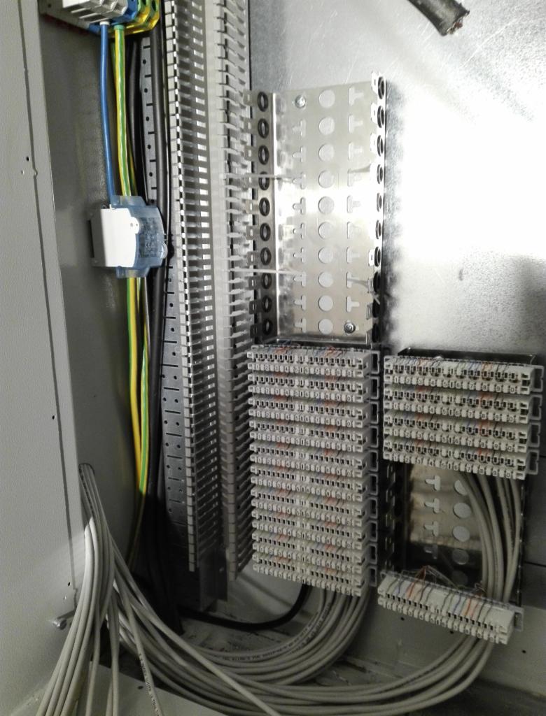 Kable sterownicze UTP na kronie w trakcie prac