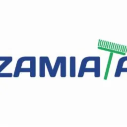 Grafika z napisem 'POZAMIA/ANE', gdzie litera 'A' zastąpiona jest zieloną grafiką miotły na białym tle. Logotyp firmy sprzątającej.