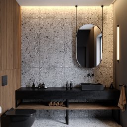 INTUS GROUP - Nowoczesna łazienka z czarną armaturą, umywalką i wiszącą toaletą na tle ściany z szarej mozaiki i drewnianych paneli, oświetlona listwą LED.