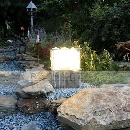 Lampy gabionowe w ogrodzie