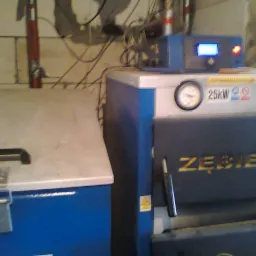 piec z podajnikiem ślimakowym.