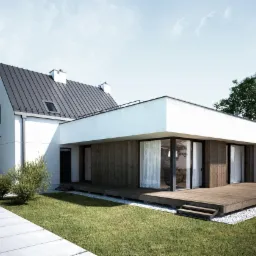 Wizualizacja nowoczesnego domu jednorodzinnego z dwuspadowym dachem i płaską dobudówką, drewnianym tarasem i dużymi przesuwnymi oknami, widok z zewnątrz na tle zieleni.