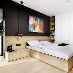 Nowoczesna sypialnia z drewnianym łóżkiem z szufladami, czarną ścianą z kolorowym obrazem, minimalistyczną lampą i rośliną w doniczce przy oknie. Na łóżku biała pościel i czarna poduszka. Na szafce...
