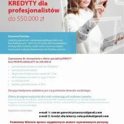 Reklama kredytu dla profesjonalistów, kobieta w białym stroju obsługuje interaktywny ekran z planami budynków, oferta kredytowa do 550 tysięcy złotych.