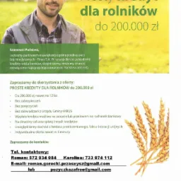 Reklama kredytu dla rolników: uśmiechnięty mężczyzna na tle zielonego pola, obok tekst oferty z informacjami kontaktowymi i ilustracją kłosów zboża.