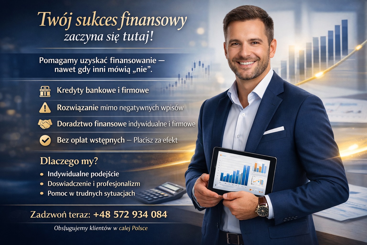Uśmiechnięty mężczyzna w garniturze trzyma tablet z wykresami na tle tekstu o finansach i kalkulatora. Oferta kredytów bankowych i doradztwa finansowego.