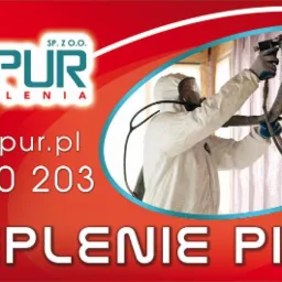 Pracownik w kombinezonie nanosi pianę PUR na ścianę. Widoczny sprzęt do natrysku. Promocja firmy Simpur z 25-letnią gwarancją. Czerwone tło z danymi kontaktowymi.