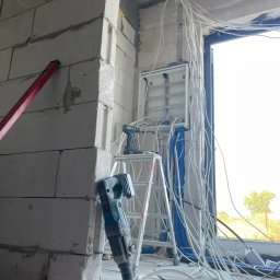 Początek prac – przewody sprowadzone do przyszłej rozdzielnicy. Z „makaronu” kabli powstanie uporządkowana instalacja.