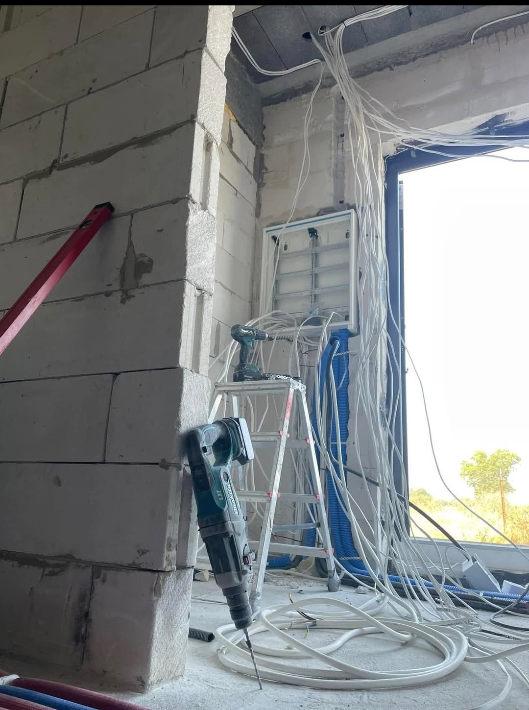 Początek prac – przewody sprowadzone do przyszłej rozdzielnicy. Z „makaronu” kabli powstanie uporządkowana instalacja.