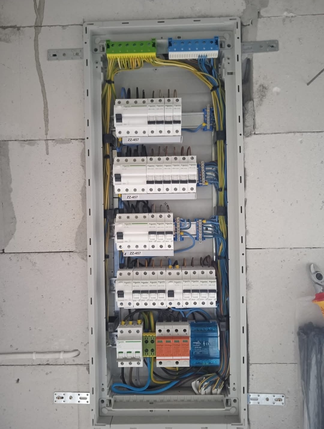 Rozdzielnica z aparaturą Schneider – osobne RCD, opisane zaciski i przejrzyste szyny. Instalacja na lata