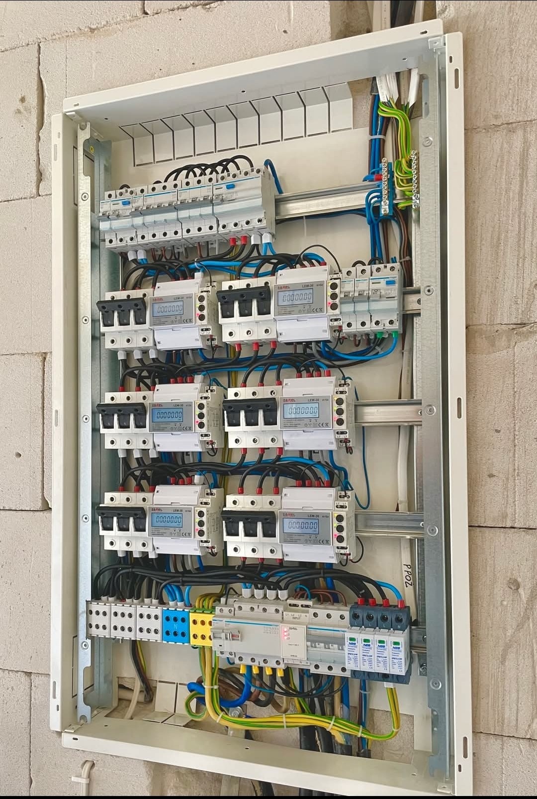 Tablica z podlicznikami – idealna do hali lub budynku z najemcami. Pełna kontrola zużycia energii w każdym lokalu