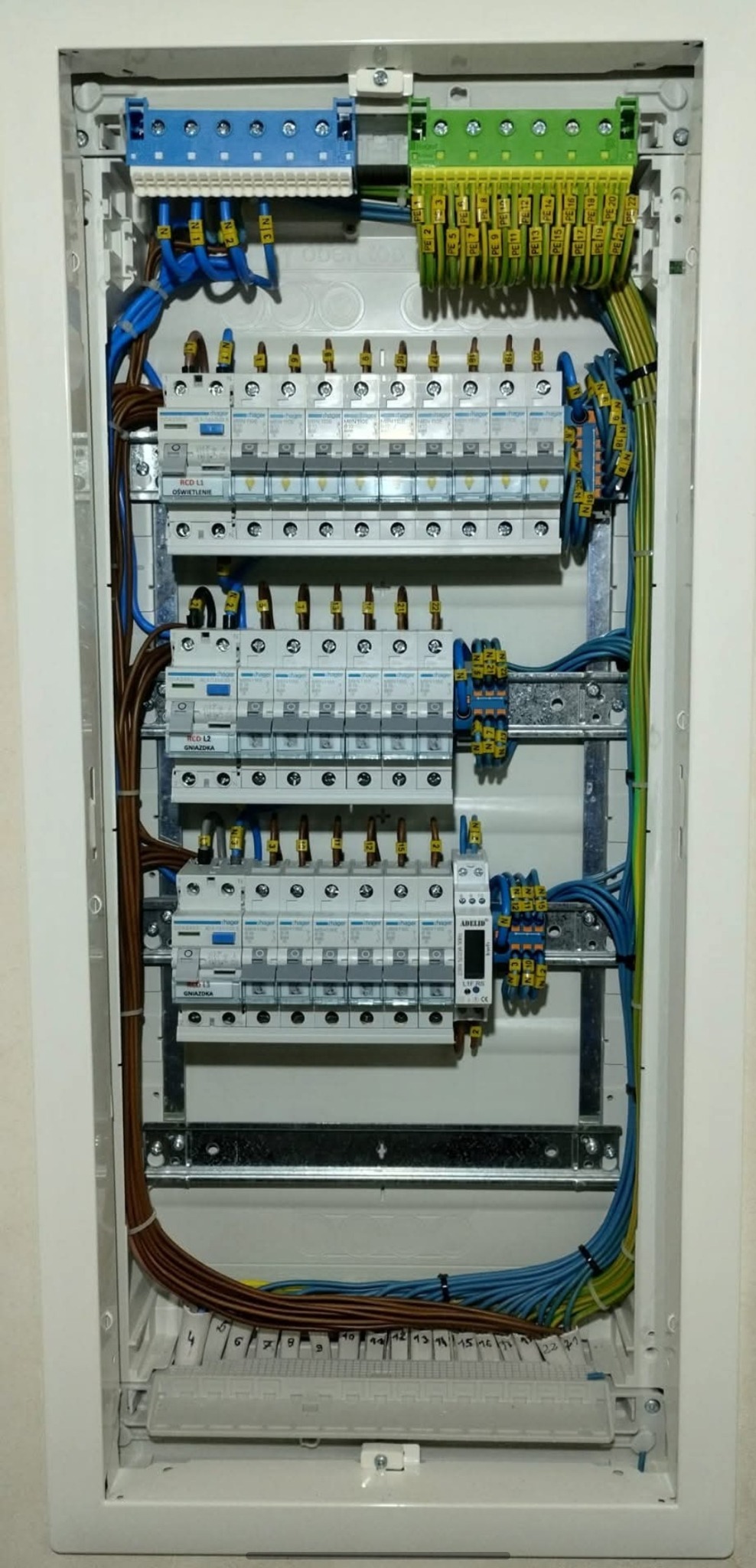 Pod rozdzielnica – opisane obwody, osobne RCD na oświetlenie i gniazda, przygotowana pod pomiary i protokoły