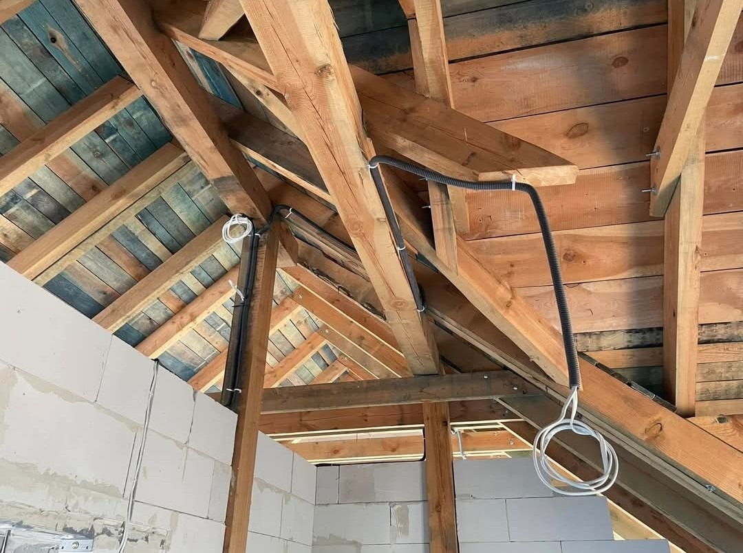 Instalacja prowadzona po więźbie dachowej w peszlach – ochrona przewodów i przejrzysty przebieg tras kablowych