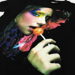 Czarna koszulka z nadrukiem cyfrowym przedstawiającym portret kobiety z kolorowym makijażem i lizakiem.