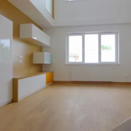 Jasne wnętrze z drewnianą podłogą i białymi meblami z pomarańczowymi akcentami. Widoczne okno i fragment schodów z szklaną balustradą. Minimalistyczny design.