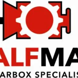 Logo firmy RALFMAX Gearbox Specialists z symbolem przekładni zębatej w kolorze czerwono-białym nad nazwą firmy.