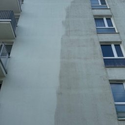 Quoss Agnieszka Sidor - Częściowo oczyszczona elewacja budynku wielorodzinnego z widocznym efektem przed i po zabiegu oraz logo firmy deweloperskiej na górze.