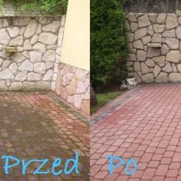 Quoss Agnieszka Sidor - Porównanie stanu kostki brukowej przed i po czyszczeniu: po lewej stronie brudna, porośnięta mchem, po prawej świeżo wyczyszczona, z odzyskanym czerwonym kolorem, na tle kamiennego muru z półkami.