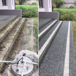 Quoss Agnieszka Sidor - Porównanie kostki brukowej przed i po czyszczeniu, z użyciem profesjonalnej myjki ciśnieniowej z okrągłą dyszą, widoczne wyraźne różnice w kolorze i czystości, schody z kostki po prawej stronie są...