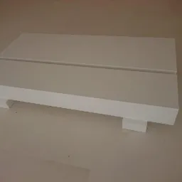 Dwa białe, lakierowane blaty drewniane z prostokątnymi wspornikami, leżące na płaskiej powierzchni, widoczne z boku.