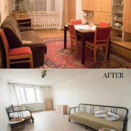 Porównanie pokoju przed i po remoncie: w górnej części widoczny pokój z meblościanką, brązową kanapą i czerwonym dywanem, w dolnej części odnowiony pokój z jasnymi ścianami, drewnianą podłogą...