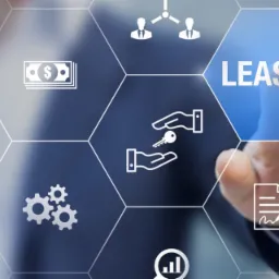 Graficzna reprezentacja koncepcji leasingu z ikonami: wymiana kluczy, dokumenty, pieniądze i dłoń wskazująca na napis LEASING.