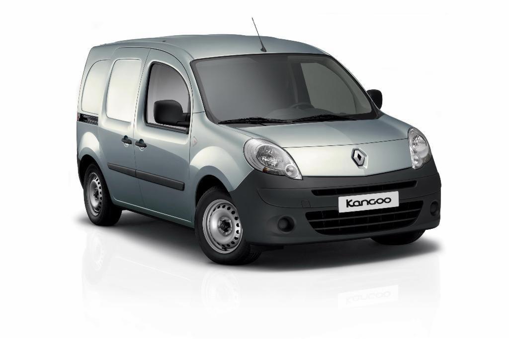 Srebrny Renault Kangoo Van na białym tle, widok z przodu i boku. Model z czarnym zderzakiem i relingami dachowymi, odbicie na podłożu.