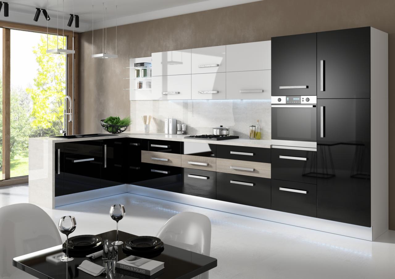 Nowoczesna kuchnia z błyszczącymi frontami w kolorach czerni, bieli i drewna, oświetleniem LED pod szafkami i widokiem na zieleń za oknem. Na stole zastawa i książka.