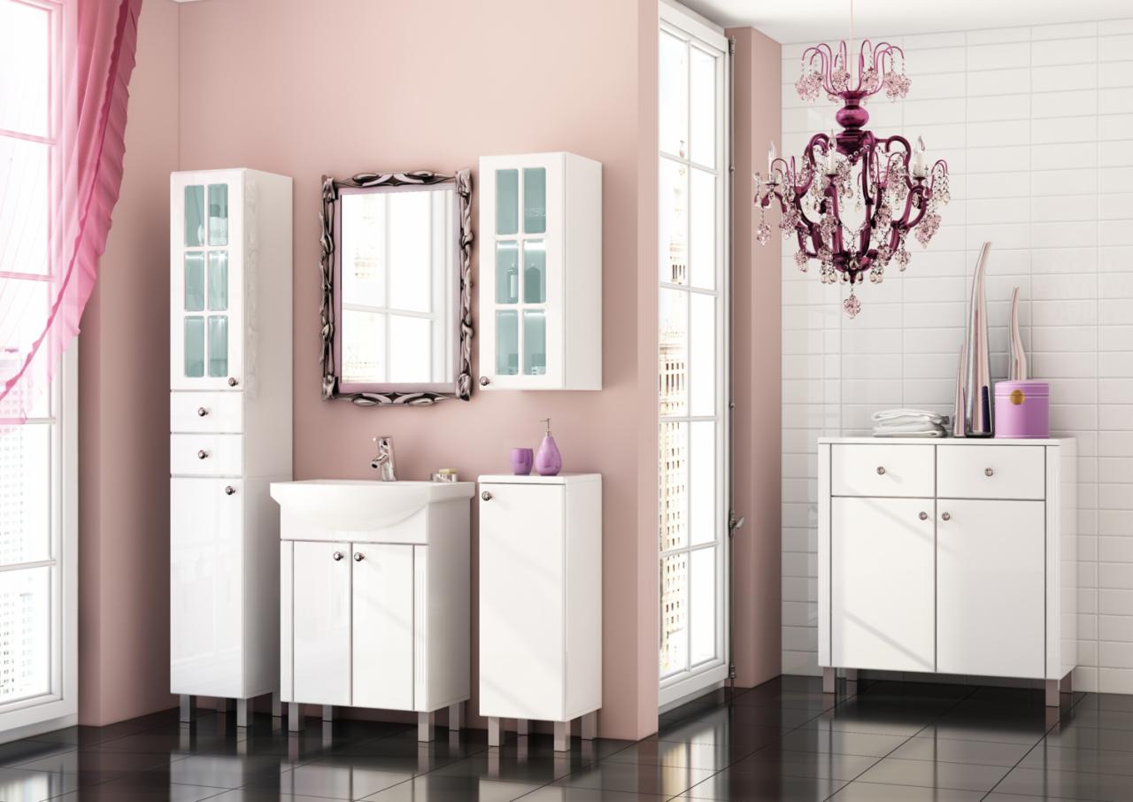 Jasna łazienka z białymi meblami na nóżkach, ozdobnym lustrem i fioletowym żyrandolem. Widok na okno z firanką i błyszczącą, ciemną podłogę.