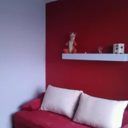 dwukolorowe malowanie i półka na oświetlenie