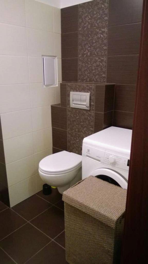 lazienka: plytki i toaleta podwieszana