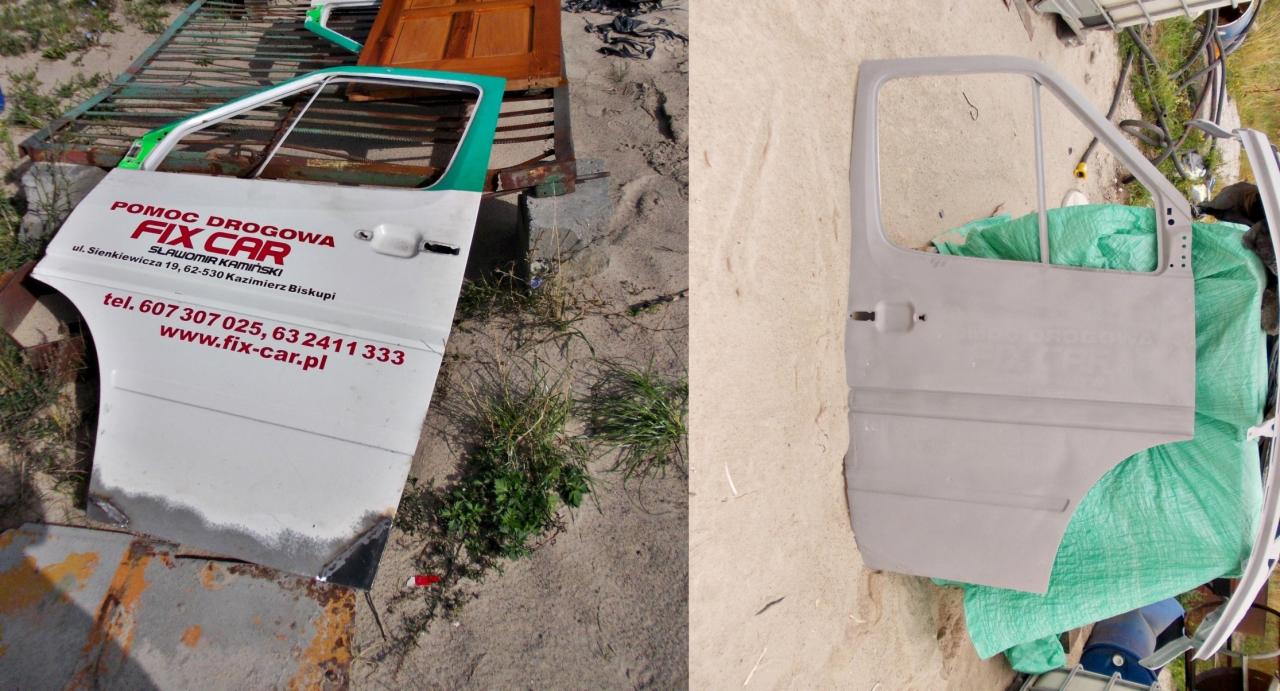 Dwie różne drzwi samochodowe: białe z logo 'FIX CAR' i szare po renowacji, leżące na zewnątrz. Widoczne ślady napraw blacharskich i lakierniczych.