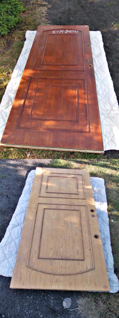 Dwie drewniane drzwi po renowacji leżą na podkładce. Górne drzwi w ciemnym odcieniu drewna, dolne w jaśniejszym. Widoczne różnice w kolorze i czystości drewna.