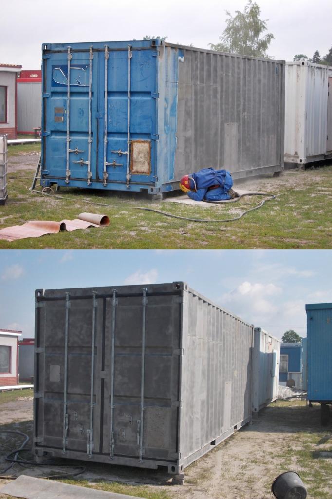 Dwuczęściowe zdjęcie: kontener przed (niebieski) i w trakcie czyszczenia (szary), pracownik w kombinezonie i kasku wykonuje prace czyszczące. Dolne zdjęcie: efekt po czyszczeniu.