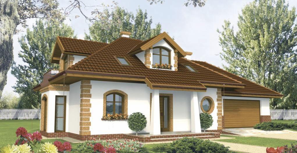 Biały dom jednorodzinny z brązowym dachem, ceglaną podmurówką i garażem, otoczony zielenią. Widoczne kwiaty w oknach i okrągłe okno obok bramy garażowej.