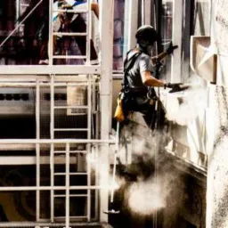 Czyszczenie konstrukcji metodą alpinistyczną