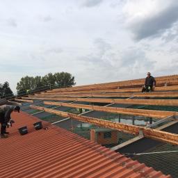 Demontaz dachu z blachy trapezowej  2500m2 i montaz plyty warstwowej 