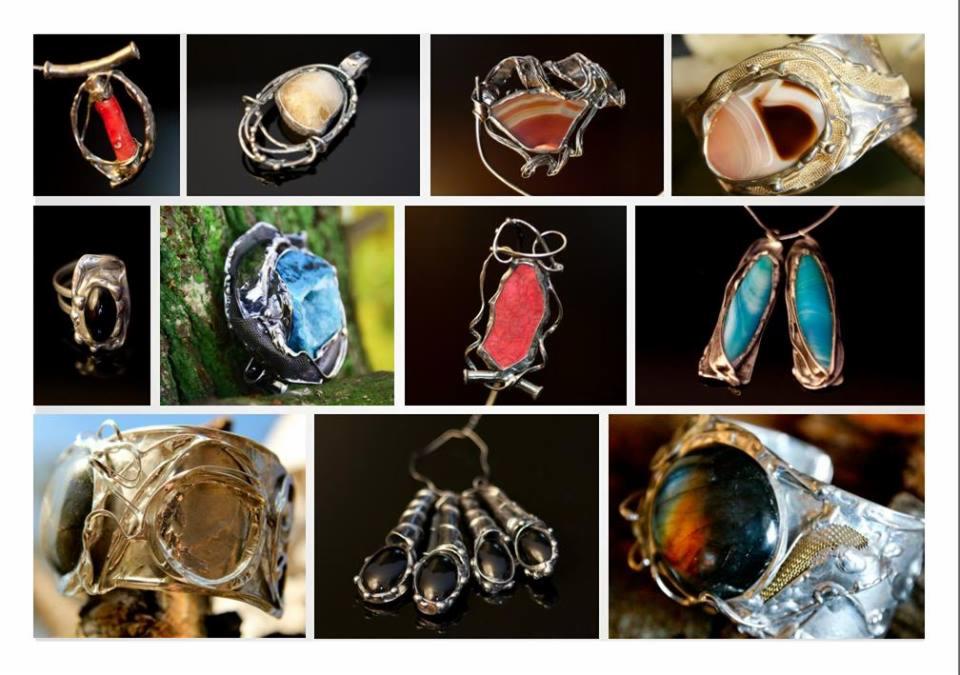 Kolekcja ręcznie robionej biżuterii artystycznej: pierścionki, wisiorki z surowymi kamieniami w srebrnej oprawie, różne kształty i kolory kamieni, zbliżenie na detale.