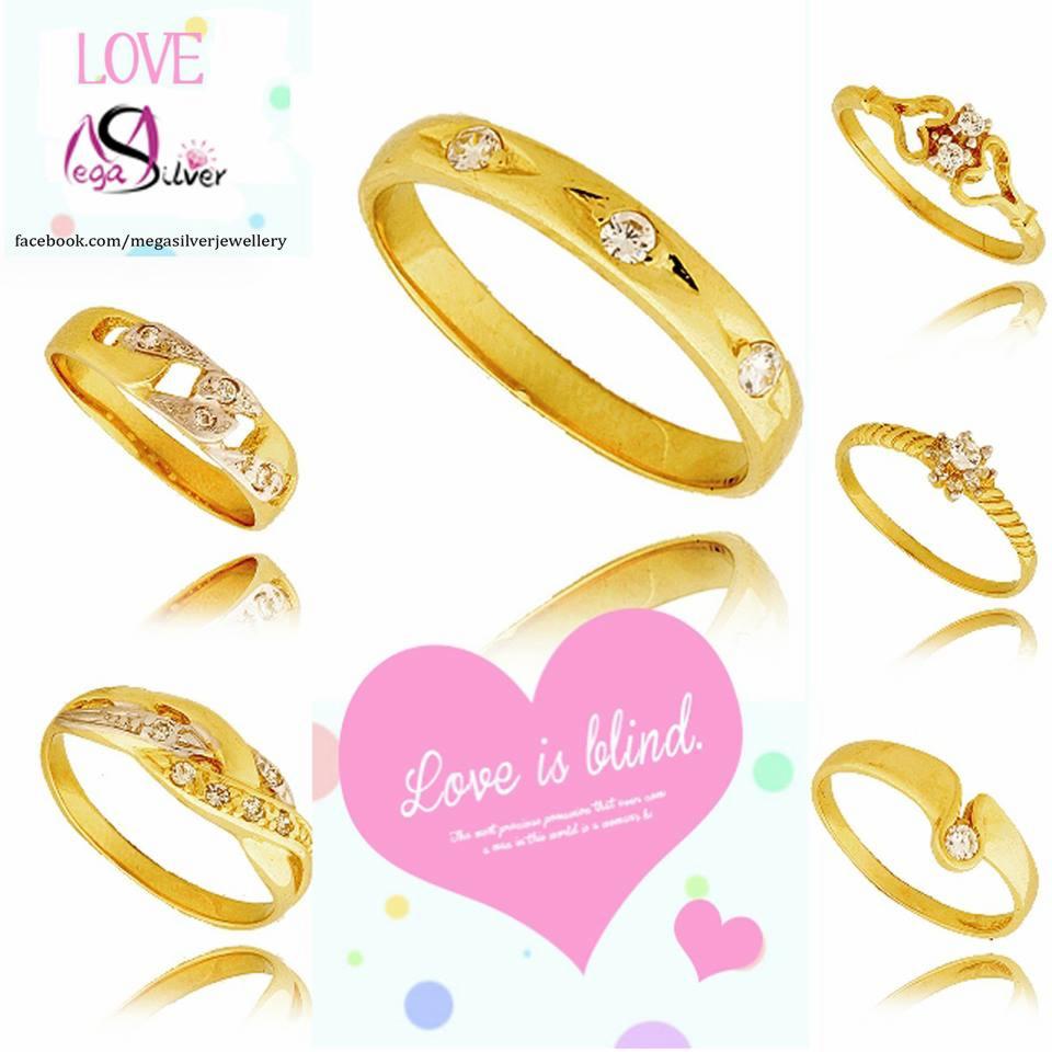 Zestaw złotych pierścionków z cyrkoniami, różne wzory i kształty, prezentowane na białym tle z elementami graficznymi i logo firmy Mega Silver.