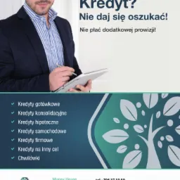 Mężczyzna w garniturze prezentuje ofertę kredytową na tablecie. Informacja o kredytach gotówkowych, konsolidacyjnych, hipotecznych, samochodowych i firmowych. Logo Money House.