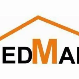 Logo firmy budowlanej EDMAR z pomarańczowym dachem nad czarnym napisem. Prosta, czytelna identyfikacja wizualna.