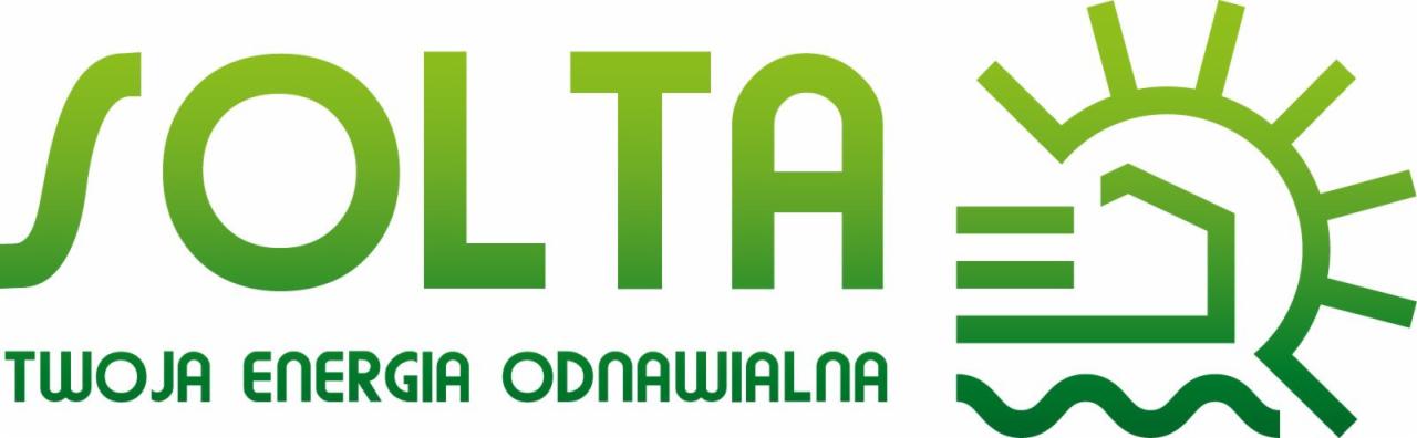 Zielone logo firmy SOLTA z hasłem 'Twoja energia odnawialna', symbolizujące dom, słońce i wodę, promujące odnawialne źródła energii.