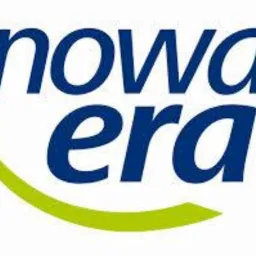 Niebieski napis 'nowa era' z zielonym łukiem pod spodem na białym tle. Logo firmy, wyraźne i czytelne.