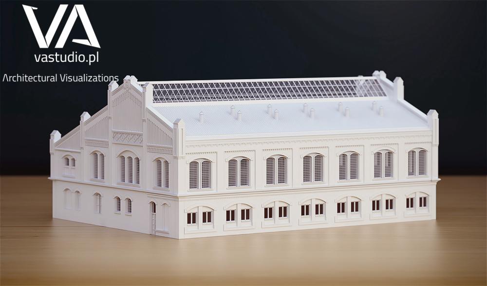 Architektoniczna makieta budynku usługowego w bieli, ukazująca detale fasady i dachu z przeszkleniami, na gładkim tle. Precyzyjne wykonanie, widoczne logo firmy.