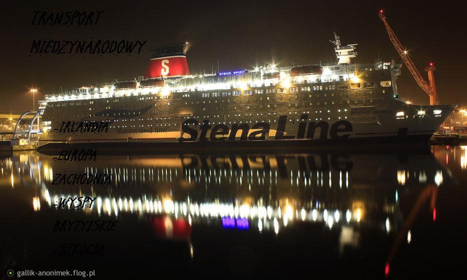 Nocny widok oświetlonego promu Stena Line zacumowanego w porcie, z odbiciem świateł w wodzie. W tle dźwig portowy.