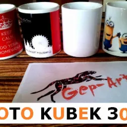 Cztery kubki z nadrukami: czerwony z napisem 'Keep Calm and Do Your Homework', czarno-biały z motywem miejskim, biały gładki i biały z postaciami Minionków. Na pierwszym planie kartka z logiem...